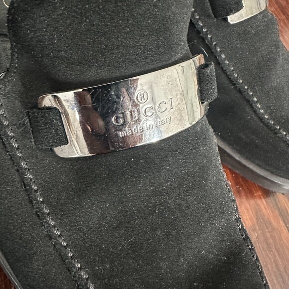 Gucci Logo Plaque Loafers in Black Suede - Picture 2 of 4